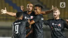 Selebrasi pemain Madura United Bruno Da Silva Lopes usai berhasil membobol gawang Persela Lamongan dalam pertandingan babak penyisihan Grup C Piala Menpora 2021 di Stadion Si Jalak Harupat, Bandung, Kamis (1/4/2021). Pertandingan berakhir dengan skor 1-1. (Bola.com/Ikhwan Yanuar)