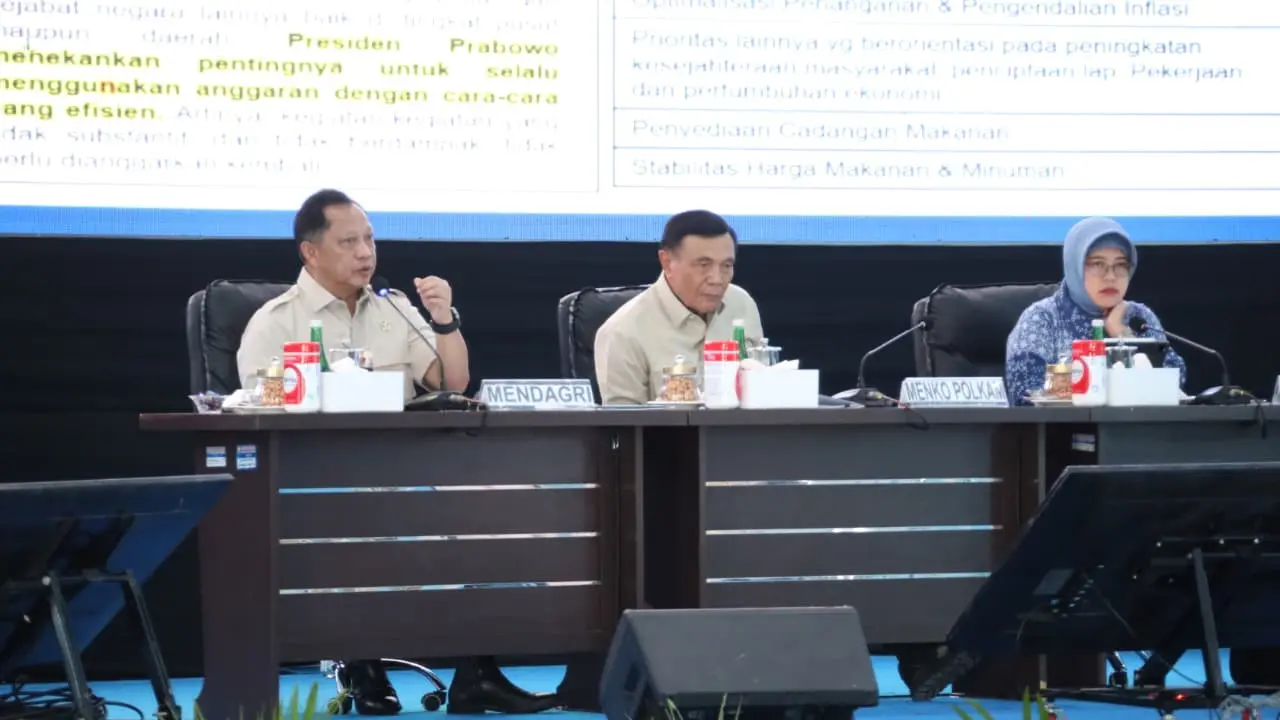 Menteri Dalam Negeri (Mendagri) Muhammad Tito Karnavian dalam kegiatan Silaturahmi dan Arahan Bersama Menteri Koordinator Bidang Politik dan Keamanan, Menteri Dalam Negeri, dan Menteri Perumahan dan Kawasan Permukiman di Kota Kendari, Sulawesi Tenggara, S