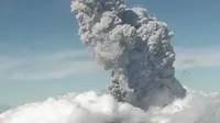Erupsi gunung Merapi pada Minggu (21/6/2020) ditandai dengan kolom asap hingga 6000 meter. (foto : Liputan6.coom/edhie prayitno ige)