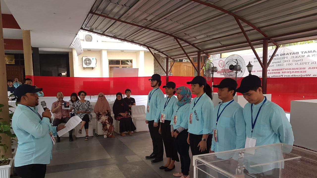 WNI di India tetap datang ke TPS meski cuaca hari itu cukup panas, yakni 39 derajat Celcius (KBRI New Delhi)