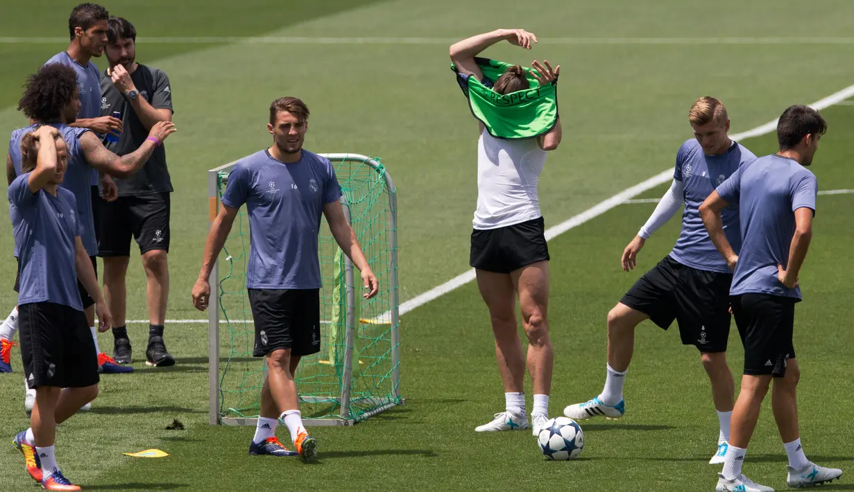 Pemain Real Madrid saat mengikuti latihan di Madrid, (30/5). Federasi Sepak Bola Wales (FAW) mengumumkan secara resmi atap Stadion Cardiff akan ditutup saat laga final Liga Champions  yang mempertemukan Real Madrid dan Juventus. (AP Photo / Paul White)