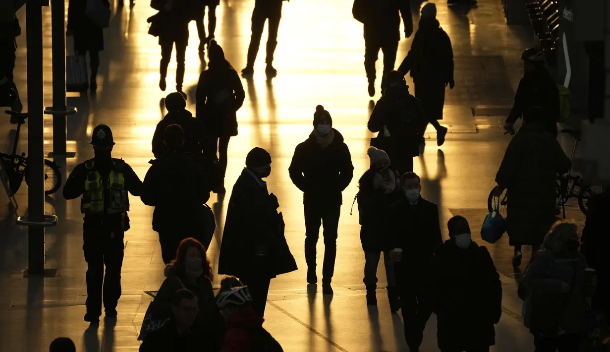 Orang-orang melewati Stasiun Kereta Waterloo di London, Inggris, Senin (29/11/2021). Pemerintah Inggris mengumumkan pengetatan protokol kesehatan dan pembatasan untuk mencegah penyebaran COVID-19 varian Omicron. (AP Photo/Matt Dunham)