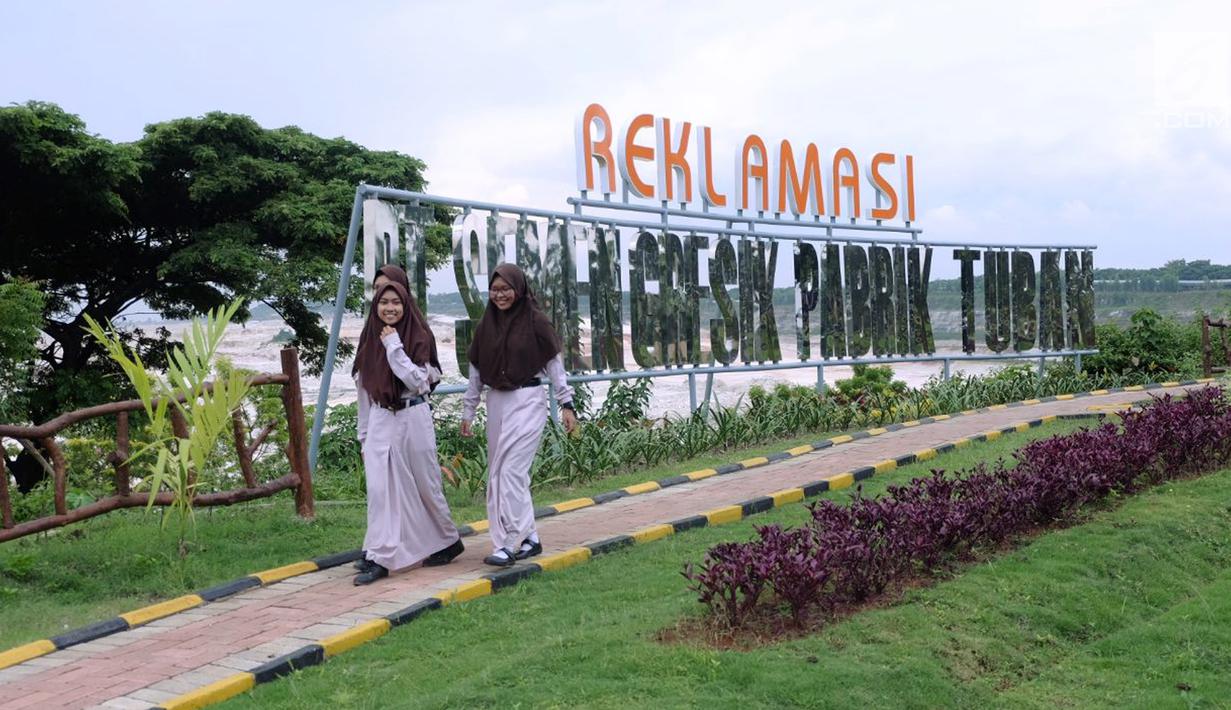Siswa berjalan di objek wisata taman bukit daun Desa Sumberarum, Tuban, Jawa Timur, Kamis (22/2). Taman yang dibangun Semen Indonesia memiliki 10 tanaman langka seperti kawista, damar, gaharu, ulin, duwet dan tanaman jenis obat. (Liputan6.com/Pool/Eko)