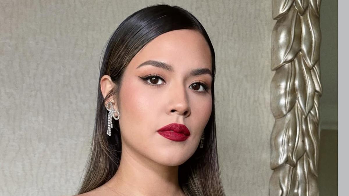 Pesona Elegan Raisa Mengaplikasikan Lipstik Merah Bold Cocok Dipadukan Mini Dress Hitam Jelang Konser Tunggalnya