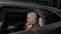Mantan pelatih Manchester United, Jose Mourinho berada di mobil untuk meninggalkan Lowry Hotel di Manchester, Inggris, (18/12). Mourinho dipecat setelah dua setangah musim melatih Manchester United. (AP Photo / Jon Super)