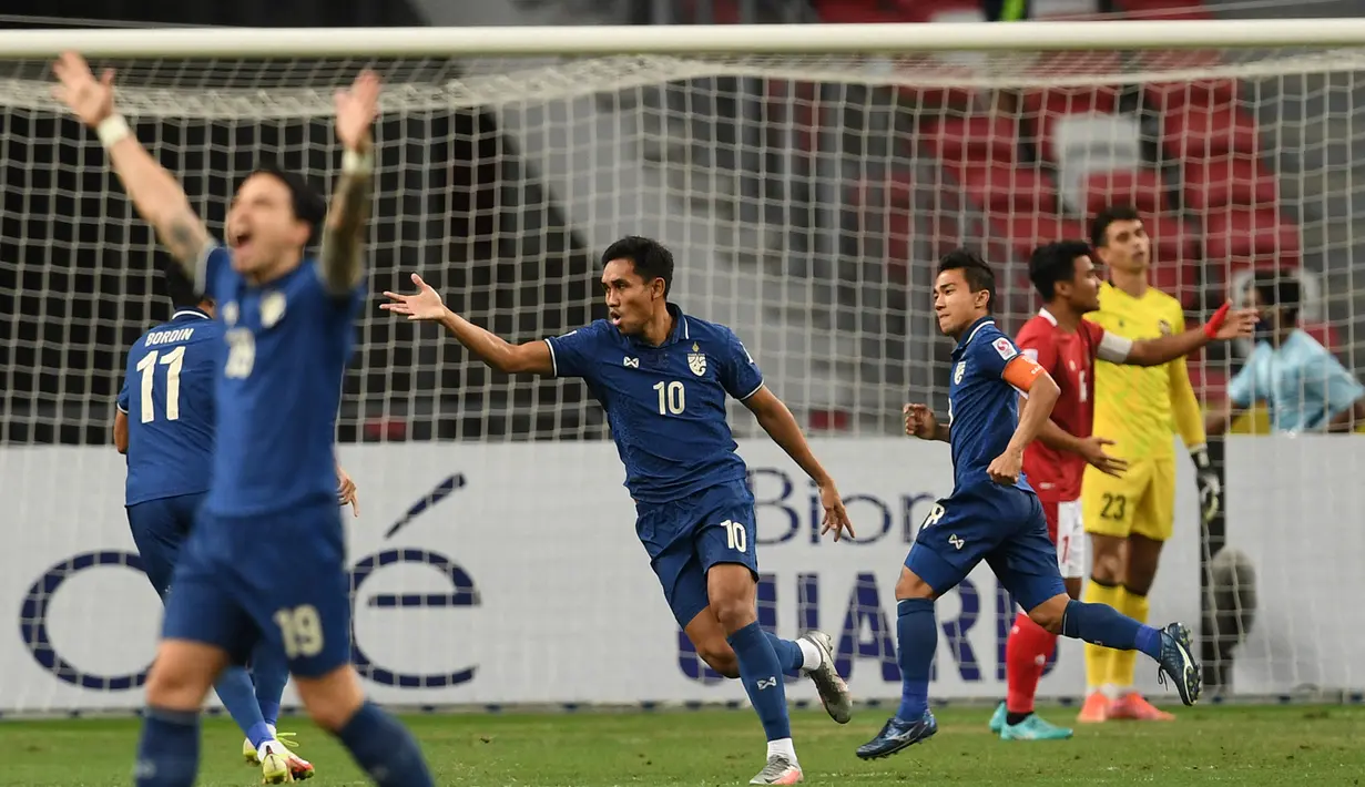 Thailand kembali gencar menekan pertahanan Indonesia di awal babak kedua. Pada menit ke-52, Chanathip Songkrasin berhasil mencetak gol keduanya ke gawang Nadeo Argawinata lewat skema serangan balik. (AFP/Roslan Rahman)