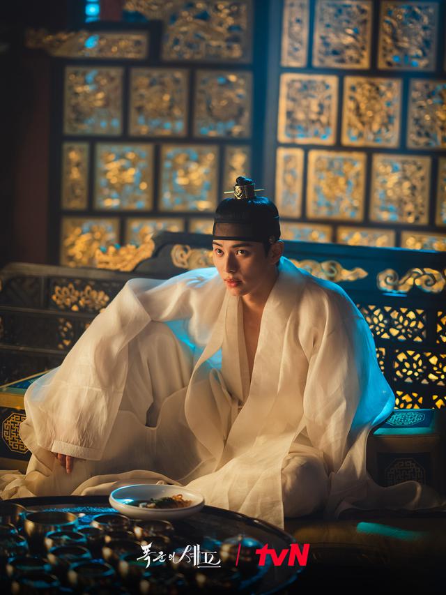 Lee Chae Min dalam Bon Appétit, Your Majesty (tvN via Soompi)