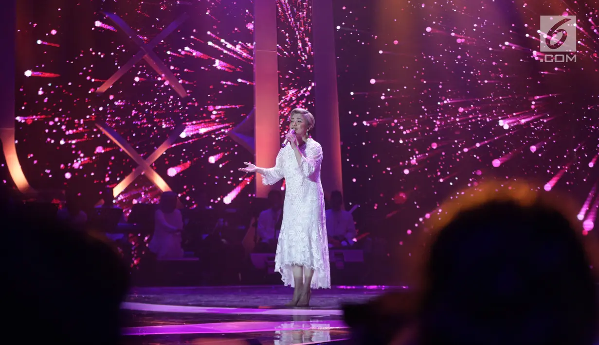 Penampilan diva Indonesia Ruth Sahanaya pada halalbihalal Elang Mahkota Teknologi (Emtek) Group di Studio 6 Emtek City Daan Mogot, Jakarta, Selasa (25/6/2019). Mengusung tema 'Kebersamaan Penuh Keikhlasan', halalbihalal Emtek dimeriahkan penampilan sejumlah bintang tamu. (Liputan6.com/Faizal Fanani)