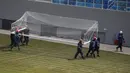 Pekerja membawa tiang gawang di dalam stadion sepak bola, yang sedang dibangun di Krestovsky akan menjadi tuan rumah untuk beberapa pertandingan sepak bola Piala Dunia 2018 di St.Petersburg, Rusia, (29/12/2016). (AP Photo / Dmitri Lovetsky)