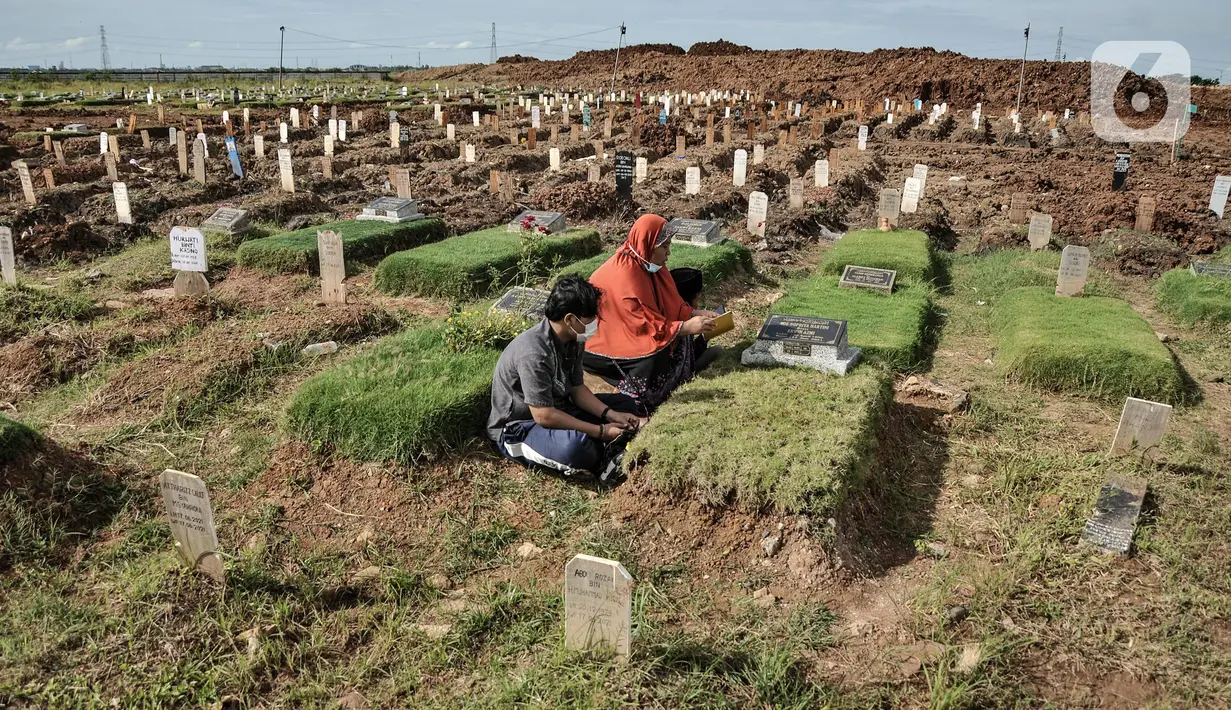 Warga berziarah ke makam kerabat di TPU Rorotan, Jakarta, Rabu (2/3/2022). Lurah Rorotan Idham Mugabe mengungkapkan sejak digunakan pada Maret 2021, saat ini luas lahan TPU Rorotan mencapai 25 hektare dan telah terisi sebanyak 6.388 petak makam. (merdeka.com/Iqbal S Nugroho)