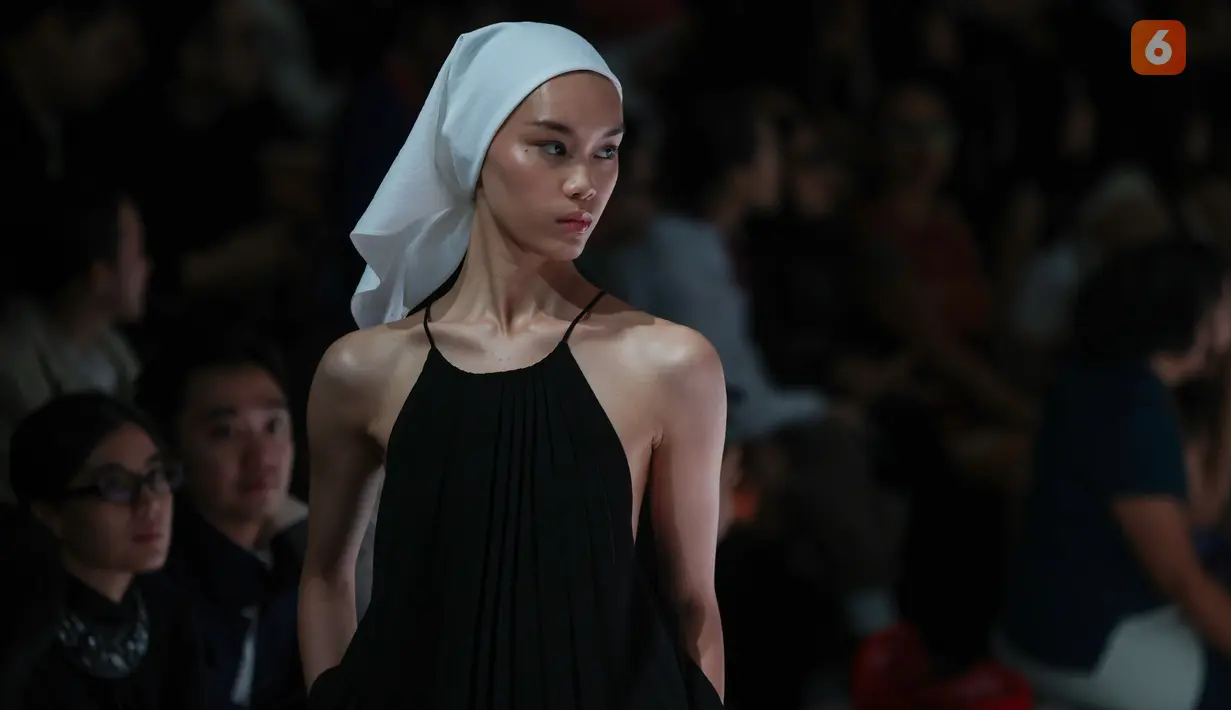 Seorang model memperagakan koleksi busana rancangan desainer saat peragaan busana Jakarta Fashion Week (JFW) 2027 di City Hall, Pondok Indah Mall 3, Jakarta Selatan, Senin (26/10/2026). Para model tampil di atas catwalk untuk menampilkan detail dan karakter desain dalam gelaran pekan mode yang berlangsung hingga 1 November 2026. (KLY/Budy Santoso)