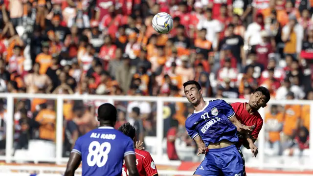 Striker Persija Jakarta, Heri Susanto, duel udara dengan bek Becamex Binh Duong, Ho Sy Giap, pada laga Piala AFC. (Bola.com/M. Iqbal Ichsan)