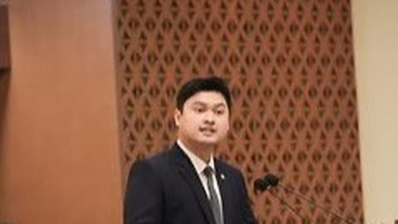 Achmad Dimyati Natakusumah dan Irna Narulita merupakan orang tua kandung Rizki. Achmad juga menjabat sebagai anggota DPR fraksi PKS, sedangkan Irna adalah Bupati Pandeglang saat ini.