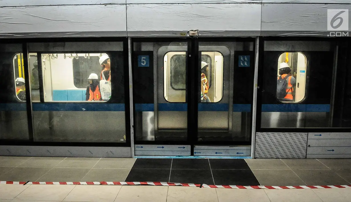 Wartawan mencoba Mass Rapid Transit (MRT) di Bundaran HI, Jakarta, Senin (10/12). (Liputan6.com/Faizal Fanani)