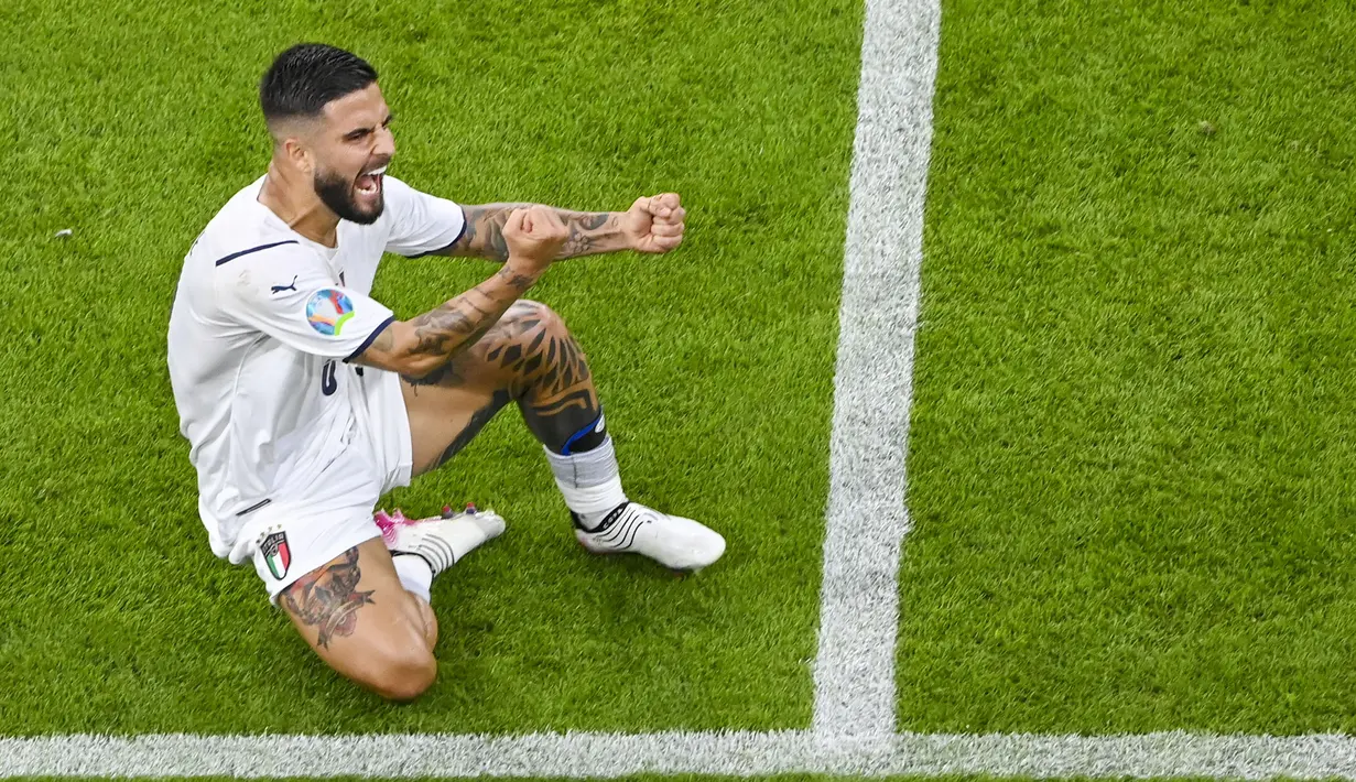 Lorenzo Insigne - Penyerang Napoli ini sukses menjadi ancaman nyata bagi Timnas Belgia berkat kecepatannya yang mampu menusuk hingga jantung pertahanan lawan. Pada laga kali ini Insigne berhasil membuat gol indah ke gawang Thibaut Courtois. (Stuart Franklin/Pool Photo via AP)