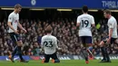 Gelandang Tottenham Hotspur Christian Eriksen melakukan selebrasi usai membobol gawang kiper Chelsea Willy Caballero saat pertandingan Liga Inggris di Stamford Bridge, London (4/1). (AFP Photo/Daniel Leal-Olivias)