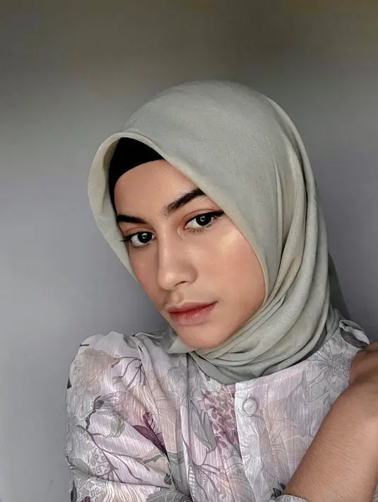 Sintya Marisca tampil beda kenakan hijab lilit berwarna netral dan blouse floral [@sintyamarisca]