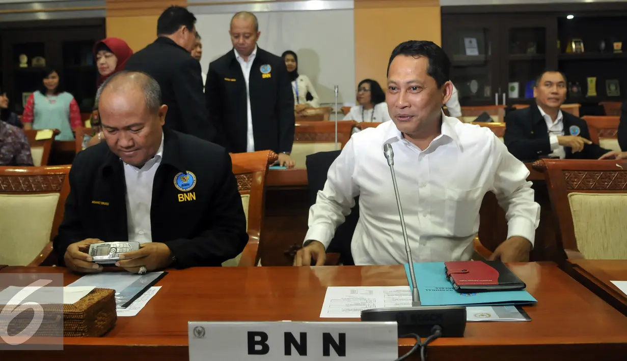 Kepala BNN Budi Waseso bersiap mengikuti Rapat Kerja (Raker) dengan Komisi III DPR di Jakarta, Rabu (8/6). Rapat tersebut membahas usulan alokasi dalam Rancangan Anggaran Pendapatan dan Belanja Negara Perubahan (RAPBN-P) 2016. (Liputan6.com/Johan Tallo)