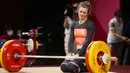 Lifter Belgia, Nina Sterckx, menangis setelah usahanya gagal saat bertanding dalam cabang angkat besi 49kg putri Olimpiade Tokyo 2020. (Foto:AP/Luca Bruno)