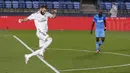 Pemain Real Madrid Karim Benzema melakukan selebrasi usai mencetak gol ke gawang Valencia pada pertandingan La Liga Spanyol di Estadio Alfredo Di Stefano, Madrid, Spanyol, Kamis (18/6/2020). Real Madrid menang 3-0 lewat dua gol Karim Benzema dan satu gol Marco Asensio. (AP Photo Manu Fernandez)
