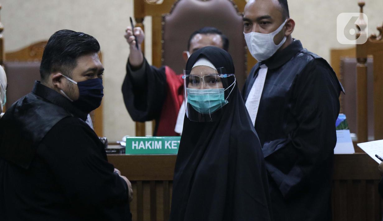 Terdakwa dugaan suap dan tindak pidana pencucian uang terkait kepengurusan fatwa untuk Djoko Tjandra di Mahkamah Agung, Pinangki Sirna Malasari (tengah) saat sidang lanjutan di Pengadilan Tipikor Jakarta, Senin (2/11/2020). Sidang mendengar keterangan saksi-saksi. (Liputan6.com/Helmi Fithriansyah)