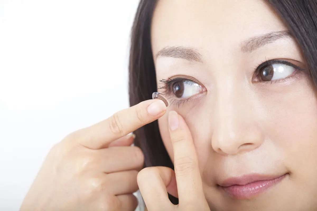 perempuan menggunakan softlens