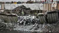 Aktivitas pekerja saat menyelesaikan perbaikan turap yang longsor di Kanal Banjir Barat, Jakarta, Kamis (6/8/2020). Turap longsor yang terjadi satu bulan lalu tersebut mulai diperbaiki dan ditargetkan rampung pada akhir tahun 2020. (merdeka.com/Iqbal S. Nugroho)