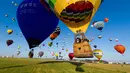 Ratusan balon udara terbang di pangkalan udara Chambley-Bussieres, Hagéville, Prancis, Senin (29/7/2019). Acara ini bagian dari pertemuan Grand-Est Mondial Air Ballons (GEMAB). (Jean-Christophe VERHAEGEN/AFP)