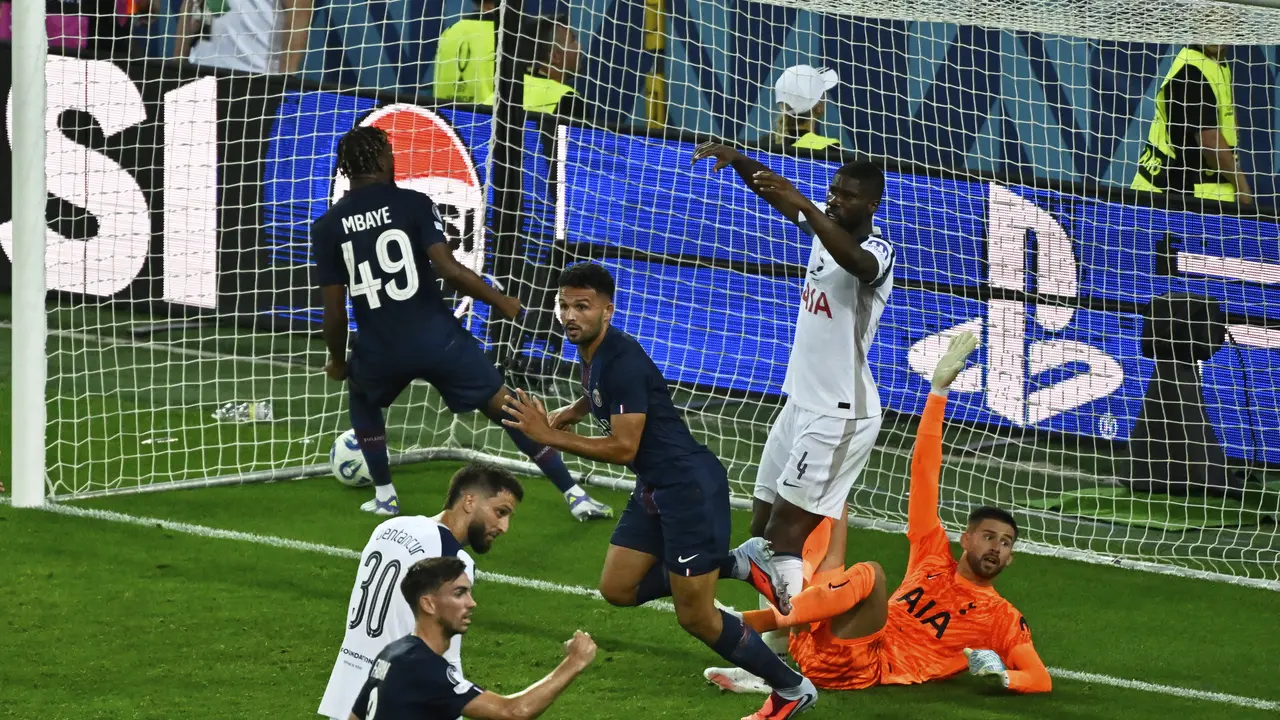 Selebrasi Goncalo Ramos usai mencetak gol di laga PSG vs Tottenham di UEFA Super Cup 2025 di Bluenergy Stadium, Italia, Kamis (14/05/2025). (AP Photo/Dener Erdos).