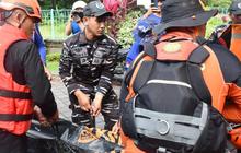 FOTO: Lanal Denpasar Evakuasi Korban Banjir Waduk Muara Nusa Dua, Lima Warga Tewas