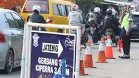 Arus Balik H+5 aparat kepolisian terus berjaga-jaga dan mengamankan titik rawan kemacetan di Pos Palimanan Cirebon, Jawa Barat, Jumat (30/6) (Liputan6.com/Helmi Afandi) 