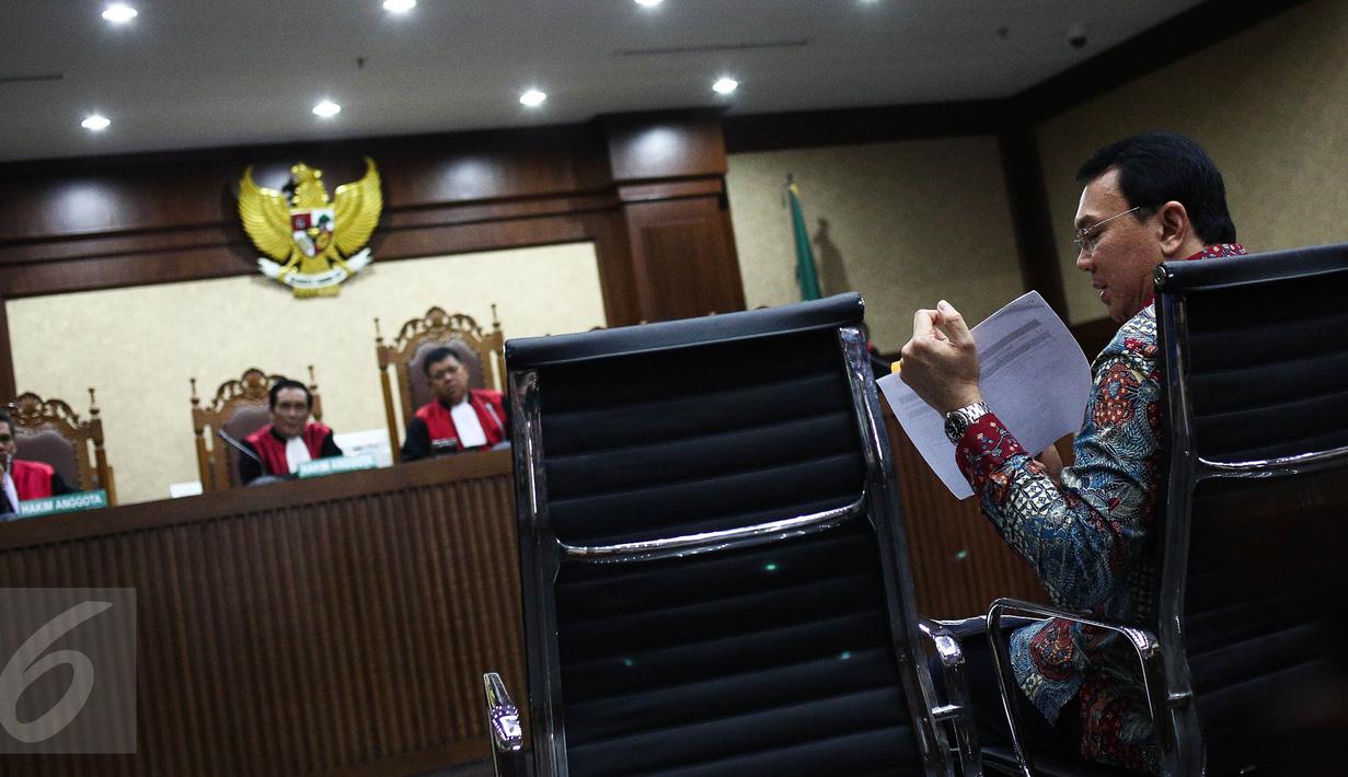 Gubernur DKI, Basuki Tjahaja Purnama memberikan kesaksian dalam sidang terdakwa mantan anggota DPRD DKI, Mohamad Sanusi di Pengadilan Tipikor, Senin (4/9). Ahok menjadi saksi atas kasus dugaan suap raperda tentang reklamasi. (Liputan6.com/Faizal Fanani)