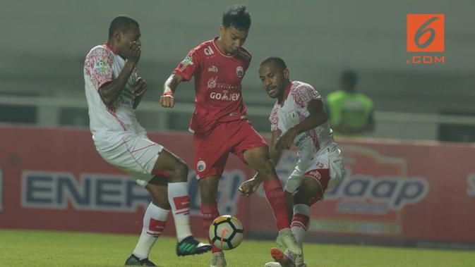 Gelandang Persija Jakarta, Novri Setiawan, berusaha melewati pemain Persipura Jayapura pada laga Liga 1 di Stadion Pakansari, Bogor, Jumat (25/5/2018). (Bola.com/Nicklas Hanoatubun)