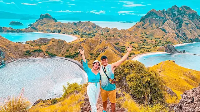 6 Potret Liburan Via Vallen dan Chevra di Pulau Komodan Labuan Bajo, Romantis
