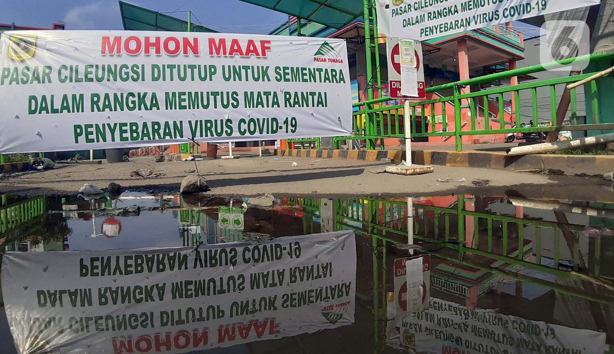 Spanduk sosialisasi penutupan sementara kawasan Pasar Cileungsi, Kabupaten Bogor, Selasa (2/6/2020). Penutupan sementara kegiatan jual beli di Pasar Cileungsi terkait adanya tujuh pedagang yang positif terinfeksi virus COVID-19. (Liputan6.com/Helmi Fithriansyah)