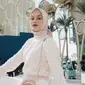 Begini cerita Dinda Hauw menjadi model catwalk di Dubai Fashion Week 2021. (Instagram/dindahw).