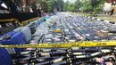 Ribuan botol yang berisi minuman keras (miras) berbagai merk dimusnahkan Polres Bogor, Cibinong, Kamis (17/5). Miras yang dimusnahkan lebih dari 32 ribu botol, baik lokal maupun impor dengan beragam merek. (Merdeka.com/Arie Basuki)