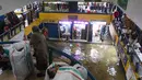 Kondisi ini diduga berkaitan dengan saluran drainase di luar area pasar yang tidak berfungsi optimal, sehingga air meluap dan masuk ke dalam kawasan perdagangan. Tampak dalam foto, aktivitas pedagang dan pembeli di Pasar Cipulir, Jakarta, Jumat (23/1/2026). (merdeka.com/Arie Basuki)