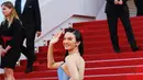 Penampilan terakhir Raline Shah di Cannes tak kalah menarik. Dengan strapless gown berwarna biru yang sama-sama megah, Raline tampil lebih playful dan tetap menawan. Foto: Instagram.