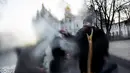 Imam Ortodoks Ukraina memberkati jemaatnya saat perayaan Paskah di gereja Kyiv-Pechersk Lavra di Kiev, Ukraina (8/4). Perayaan Natal dan Paskah umat Ortodoks tidak bersamaan dengan perayaan Natal dan Paskah umat Katolik. (AP Photo / Evgeniy Maloletka)