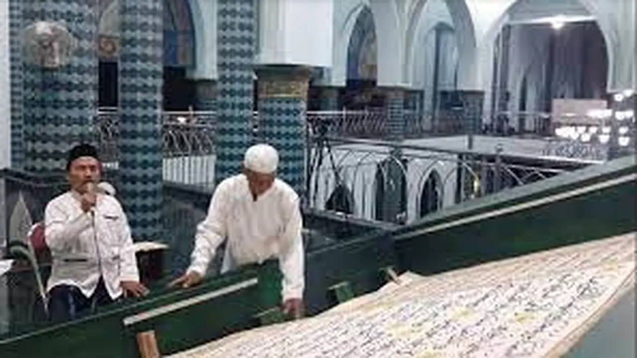 Proses pembacaan Alquran raksasa yang rutin dilakukan setial bulan puasa di Masjid Agung Baiturahman Banyuwangi (Istimewa)