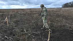 Ahli bahan peledak Ukraina Valeriy Onul kehilangan kaki kanan bawahnya setelah menginjak ranjau darat, tetapi hal itu tidak menghentikannya untuk kembali melakukan pekerjaannya membersihkan ranjau. (SERGEY BOBOK / AFP)