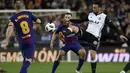 Bek Barcelona, Jordi Alba, berebut bola dengan gelandang Valencia, Francis Coquelin, pada laga leg kedua semifinal Copa del Rey di Stadion Mestalla, Kamis (8/2/2018). Barcelona menang 2-0 atas Valencia. (AFP/Jose Jordan)