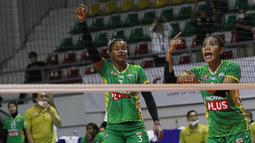 Dua pemain Gresik Petrokimia Pupuk Indonesia melakukan protes kepada wasit saat melawan Bandung BJB Tandamata pada laga final four PLN Mobile Proliga 2022 di Padepokan Bola Voli Sentul, Jumat (11/3/2022). Petrokimia Pupuk kalah 2-3 (25-16, 29-27, 19-25, 22-25, 11-15). (Bola.com/M Iqbal Ichsan)