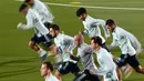 Penyerang Spanyol Pablo Sarabia (tengah) dan rekan satu timnya melakukan pemanasan selama mengikuti sesi latihan di La Ciudad del Futbol, Las Rozas de Madrid, Spanyol (8/11/2021). Spanyol akan bertanding melawan Yunani Grup B kualifikasi Piala Dunia Qatar 2022. (AFP/Gabriel Bouys)