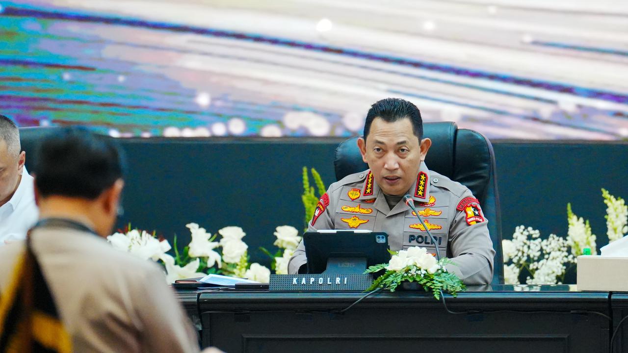 Kapolri Jenderal Listyo Sigit Prabowo menghadiri rapat lintas sektoral dalam menghadapi arus mudik dan balik Lebaran 2025.