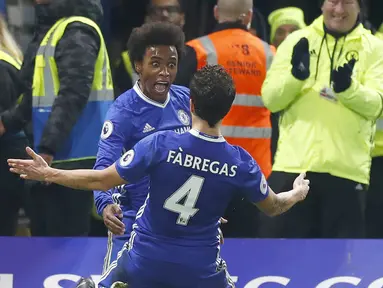 Selebrasi pemain Chelsea, Willian usai mencetak gol bersama rekannya Cesc Fabregas saat melawan Stoke City pada laga Premier League di Stamford Bridge, (31//12/2016). Chelsea menang 4-2. (Reuters/Eddie Keogh)