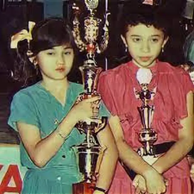 6 Foto Jadul Melly Goeslaw Dari Kecil Hingga Remaja, Sahabat Nike Ardilla