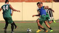 Pemain Persebaya, Osvaldo Haay, kini dengan penampilan baru berambut pirang. (Bola.com/Aditya Wany)