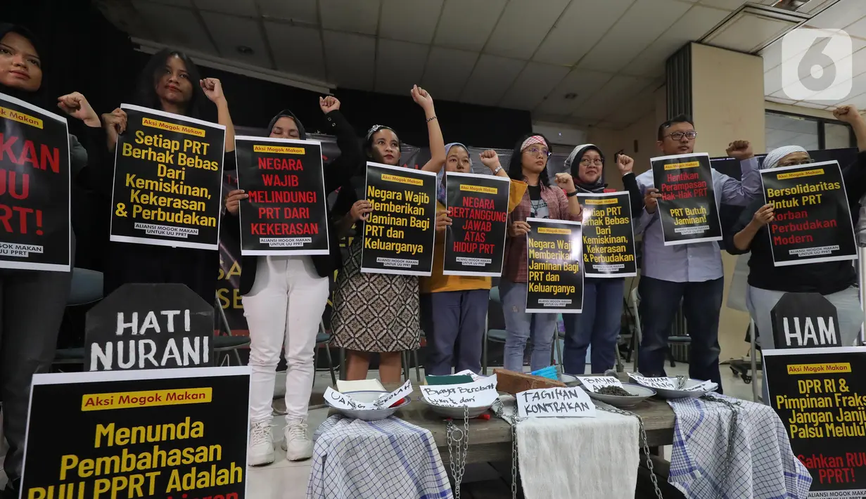 Aliansi Mogok Makan Untuk Undang Undang Perlindungan Pekerja Rumah Tangga (UU PPRT) menggelar aksi mogok makan bergilir atau berpuasa massal di Gedung YLBHI, Jakarta, Minggu (6/7/2023). (merdeka.com/Arie Basuki)